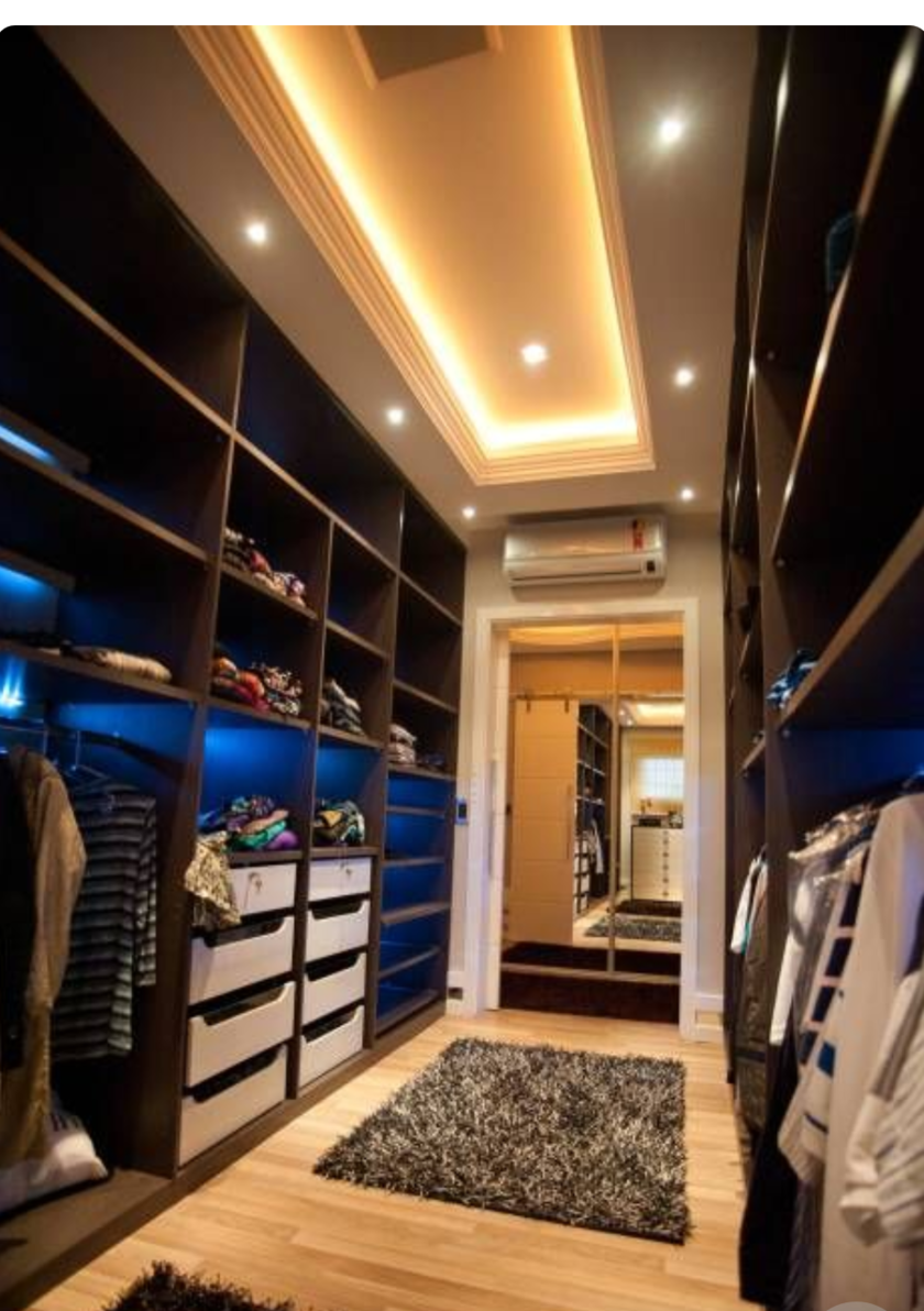 Большая открытая гардеробная комната с комбинированным наполнением Майкоп