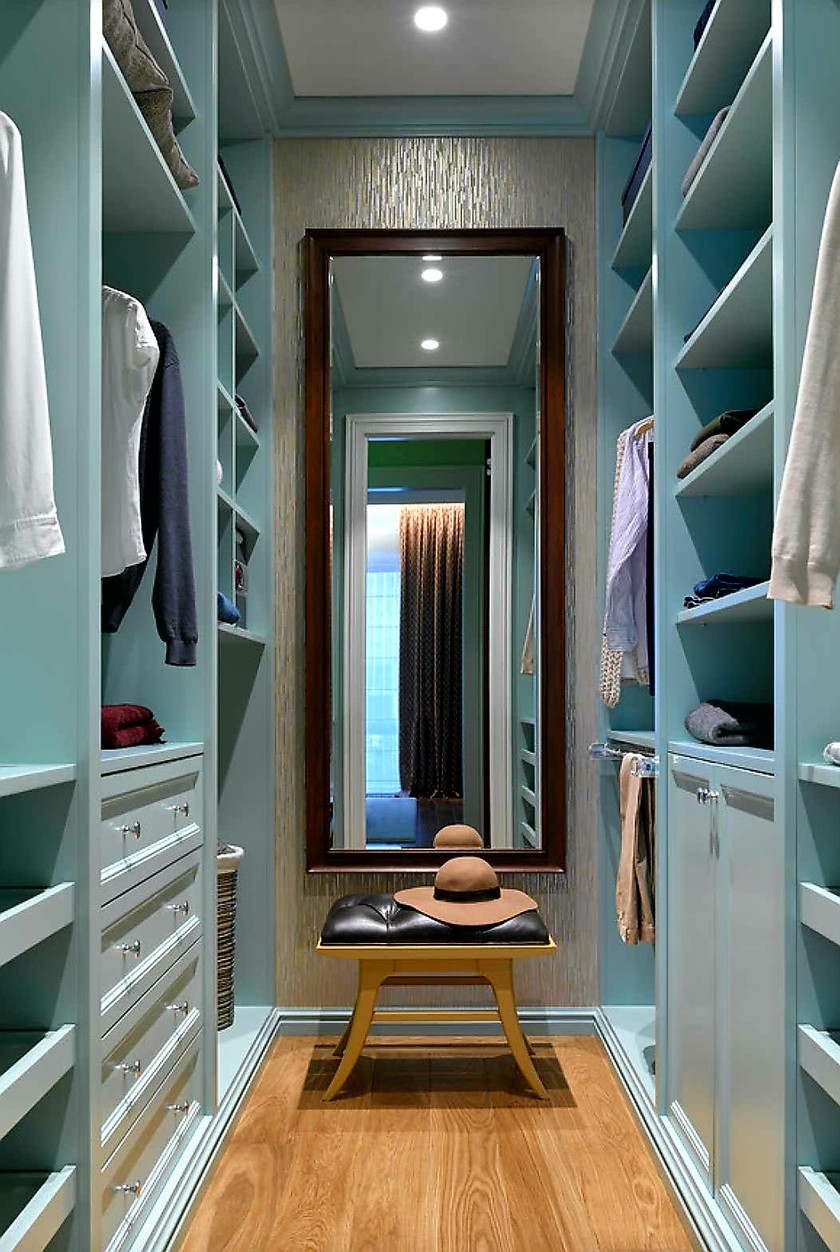 Параллельная гардеробная комната с большим зеркалом Майкоп