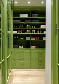 Г-образная гардеробная комната в зеленом цвете Майкоп