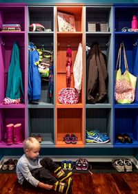 Детская цветная гардеробная комната Майкоп