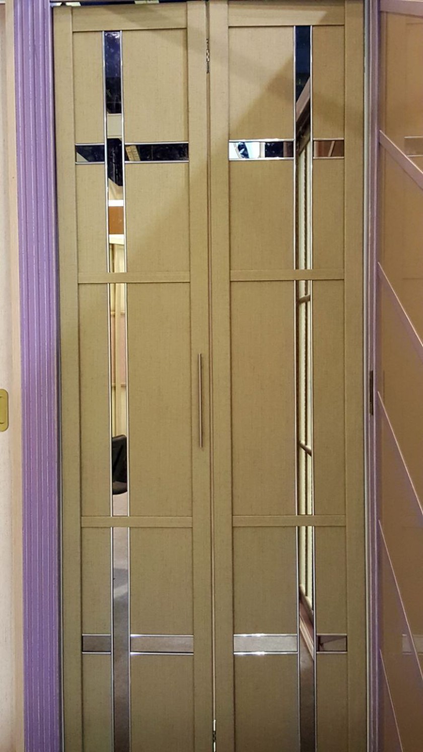 Двери гармошка шпонированные с зеркальным декором Майкоп