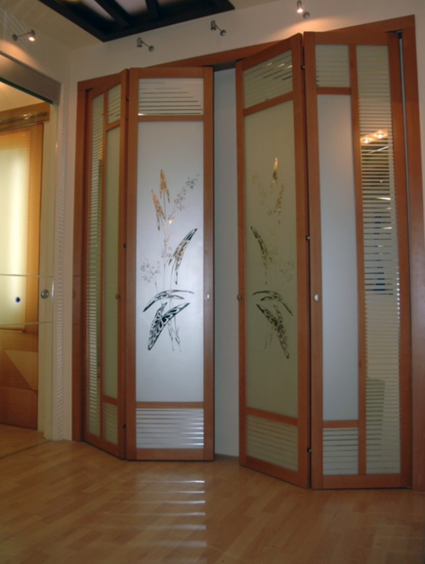 Широкие двери гармошка с матовым стеклом и рисунком Майкоп